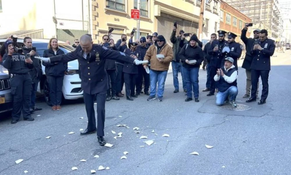 ΗΠΑ: Με.. ζεϊμπέκικο γιόρτασε τη σύνταξη του ο Έλληνας διοικητής της Κ-9 στη Νέα Υόρκη (Βίντεο)